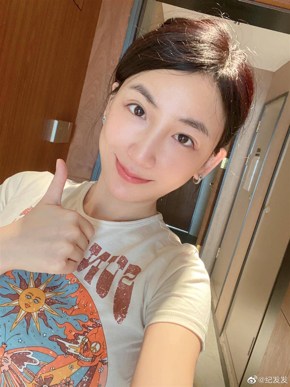 27日,极目新闻记者联系上为学医重新高考的女生纪思璇.