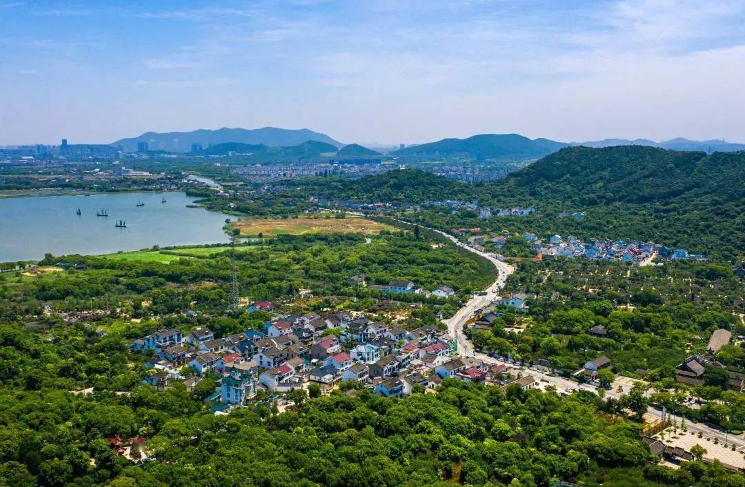 光福景区内有邓尉,青芝,铜井,西碛等20余座山峰,又有太湖,东崦湖,西崦