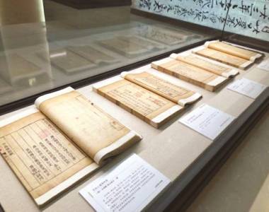 云南典籍博物馆展出上百种典籍