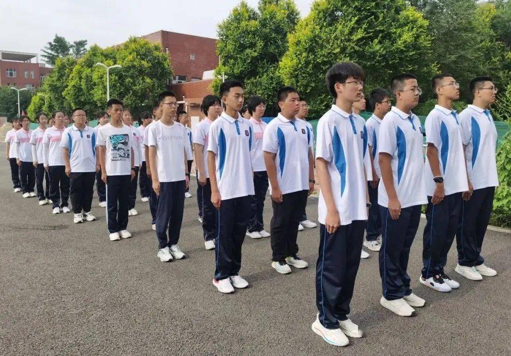 飒爽英姿威武青春辽宁省实验中学营口分校开展2025届新生军训活动