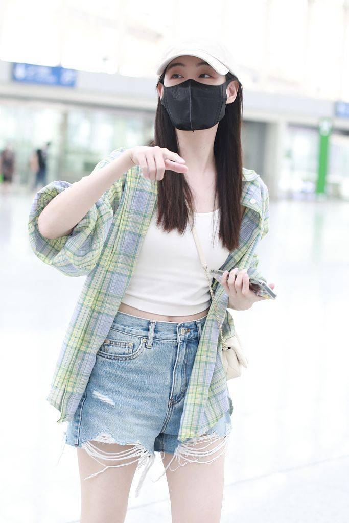 祝绪丹绿色格纹衬衫搭背心热裤示范夏日清凉感穿搭_牛仔_小白_元气