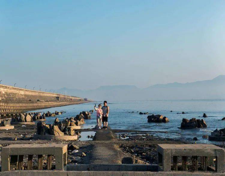 舥艚港离琵琶山只有五公里,师傅继续开,我摇下车窗捕捉窗外的美景