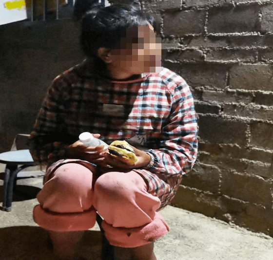 广南一名衣衫褴褛的女子躺在玉米地里表情呆滞身体缩成一团