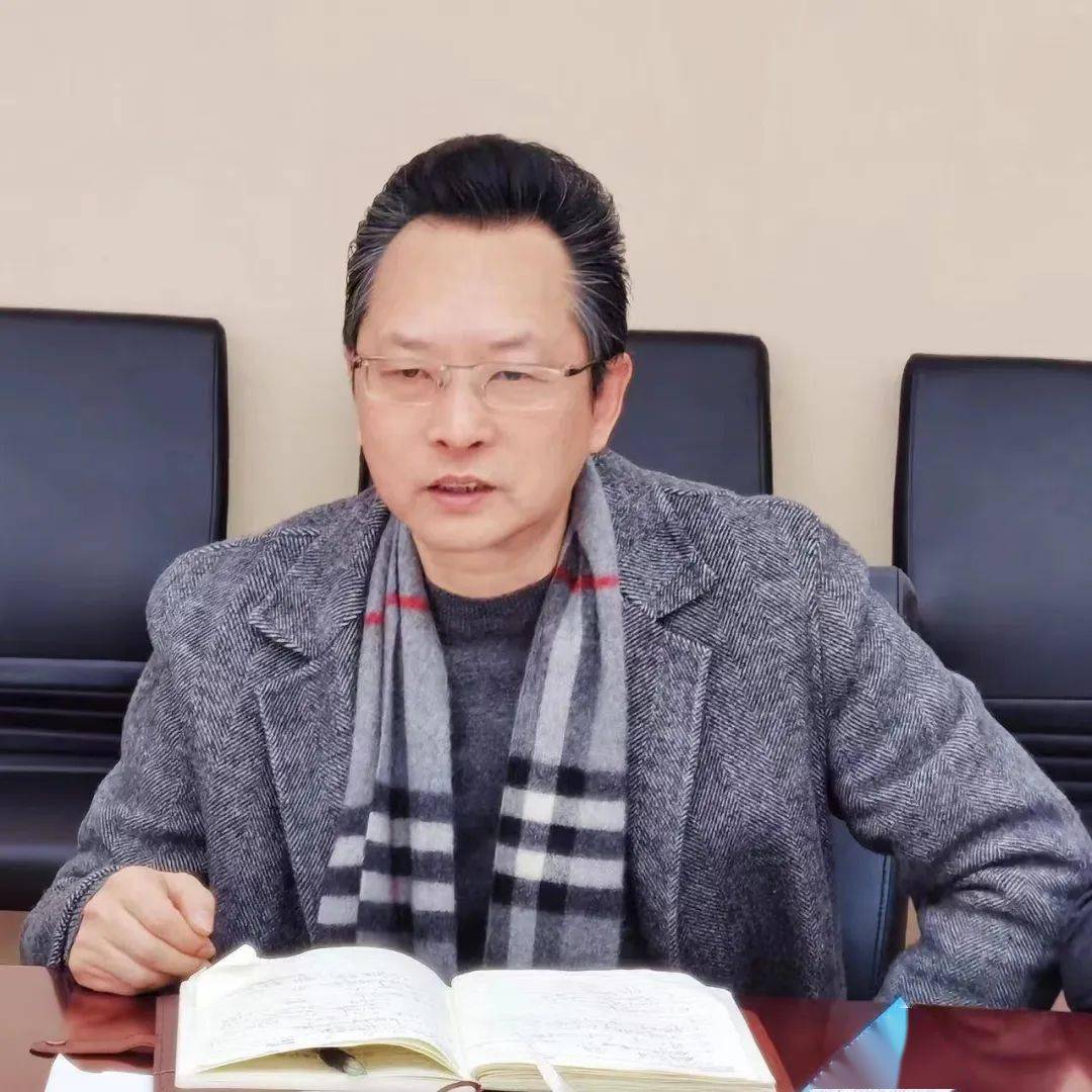 顾朝辉:本人供职于宁波电子行业协会会长单位——宁波电子信息集团