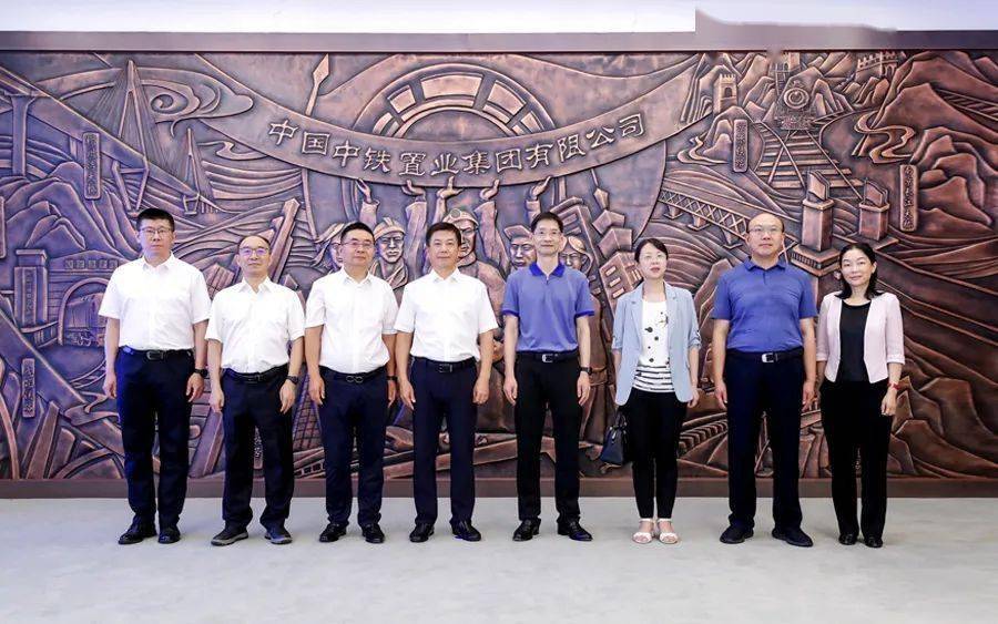 区人民政府副区长,阳逻开发区党工委书记,管委会主任陈晓红参加会谈