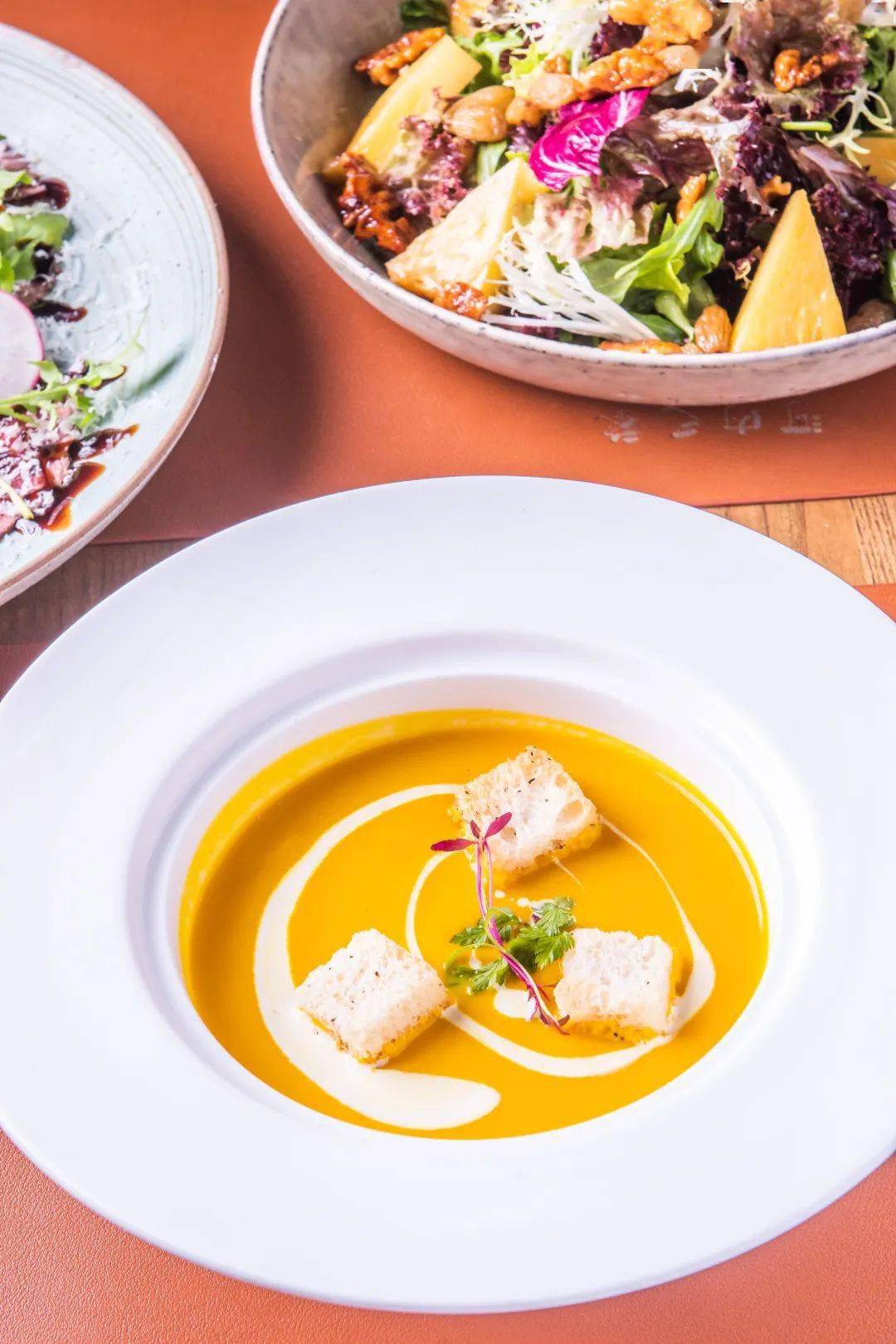 法式南瓜汤pumpkin soup细腻甜美的南瓜汤以南瓜做底奶油做点缀南瓜