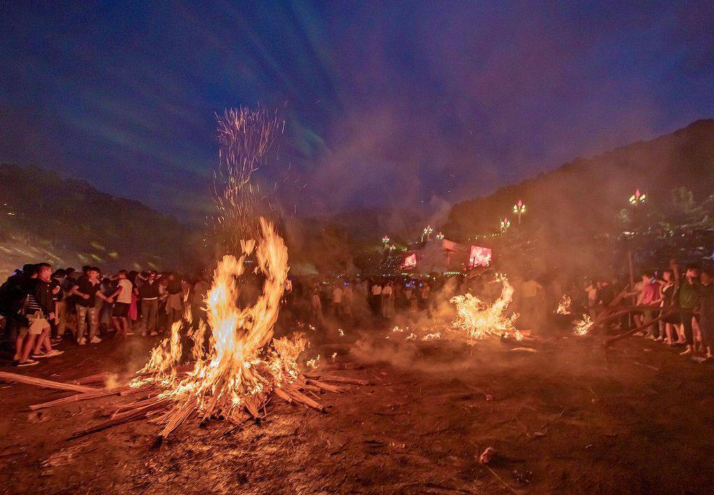 视觉云游多地火把节即将启幕熊熊烈火照亮不夜天