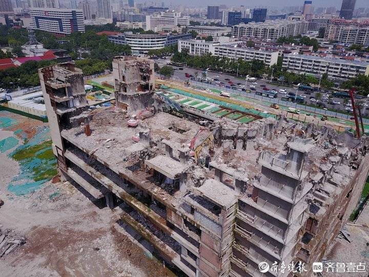 济南齐鲁宾馆157米烂尾楼拆除近尾声,将变身广场和车站
