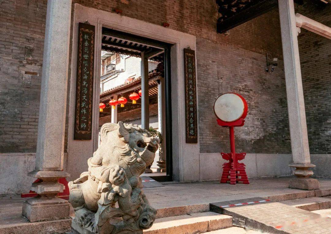 走在越秀区中山四路上很难不被这座黄瓦朱墙的建筑所吸引其大门由三门