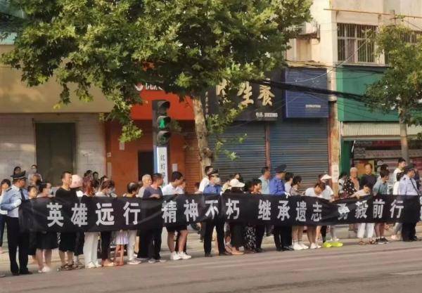 英雄一路走好！市民自发送别因公殉职民警陈勇