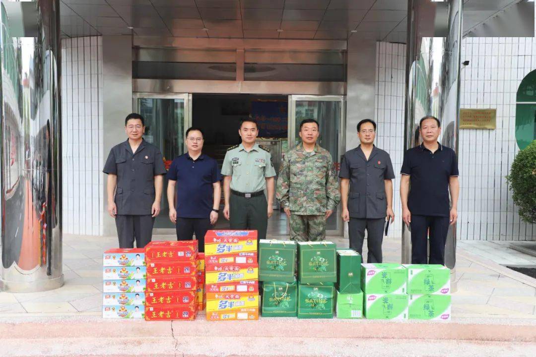 一行,先后到县人民武装部,县武警中队和消防大队开展走访慰问活动,为