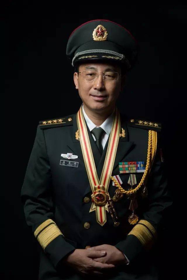 新疆武警总队队长图片