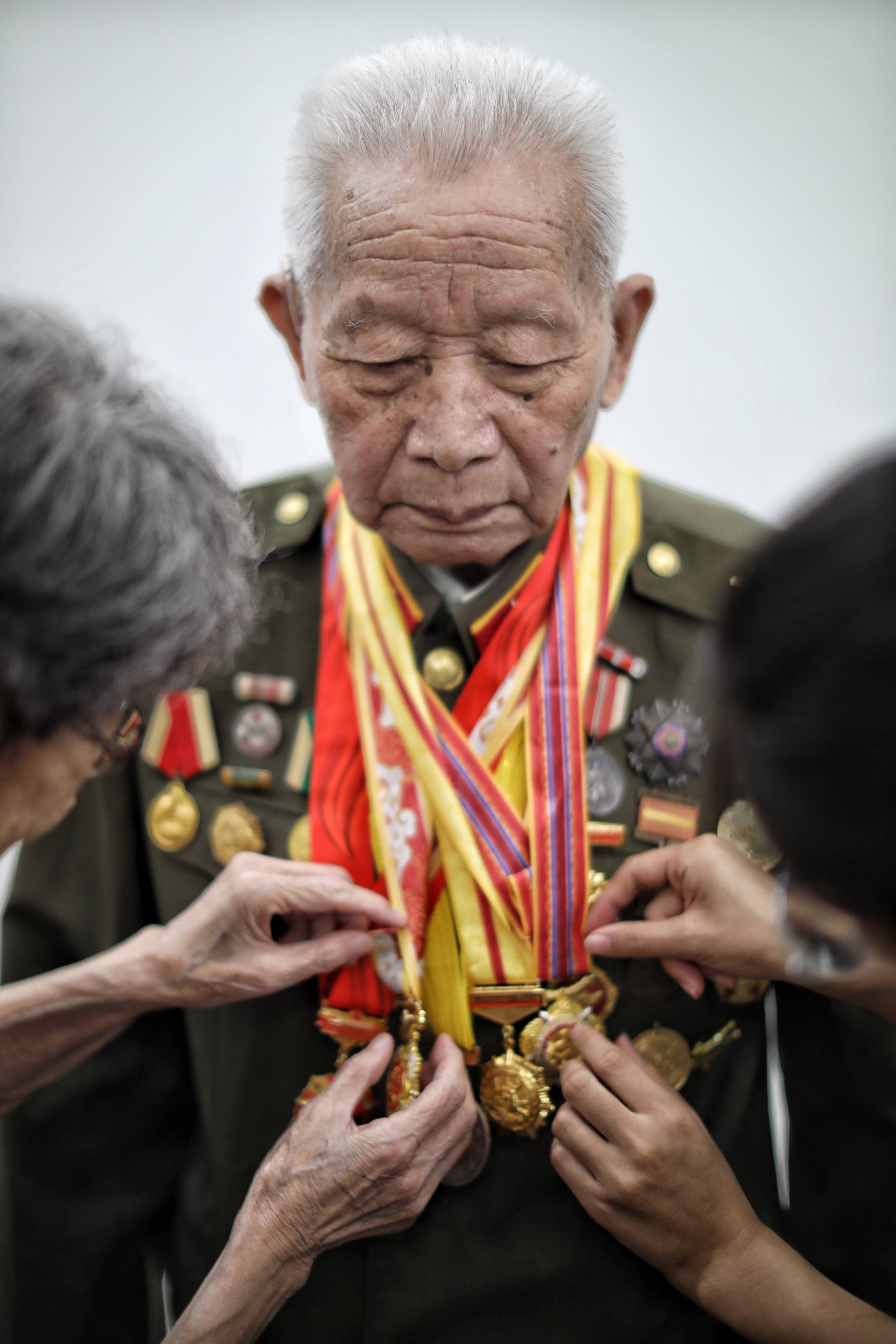 中国人民解放军建军95周年｜致敬老兵，多图尽显“英雄本色”_手机搜狐网