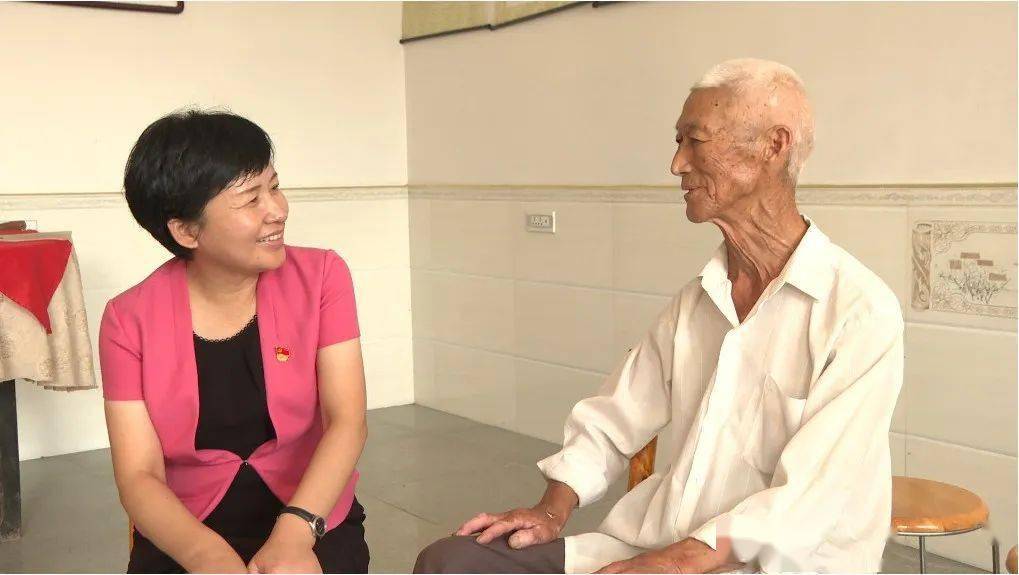 罗田县委书记来到军属家