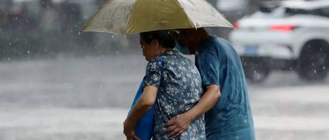 雨中瞬间!慌乱、急迫中见温情!_济南_主校区_山东