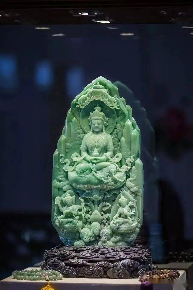 密玉又称"河南翠",因产于新密市(原密县)而得名,是我国四大美玉之一