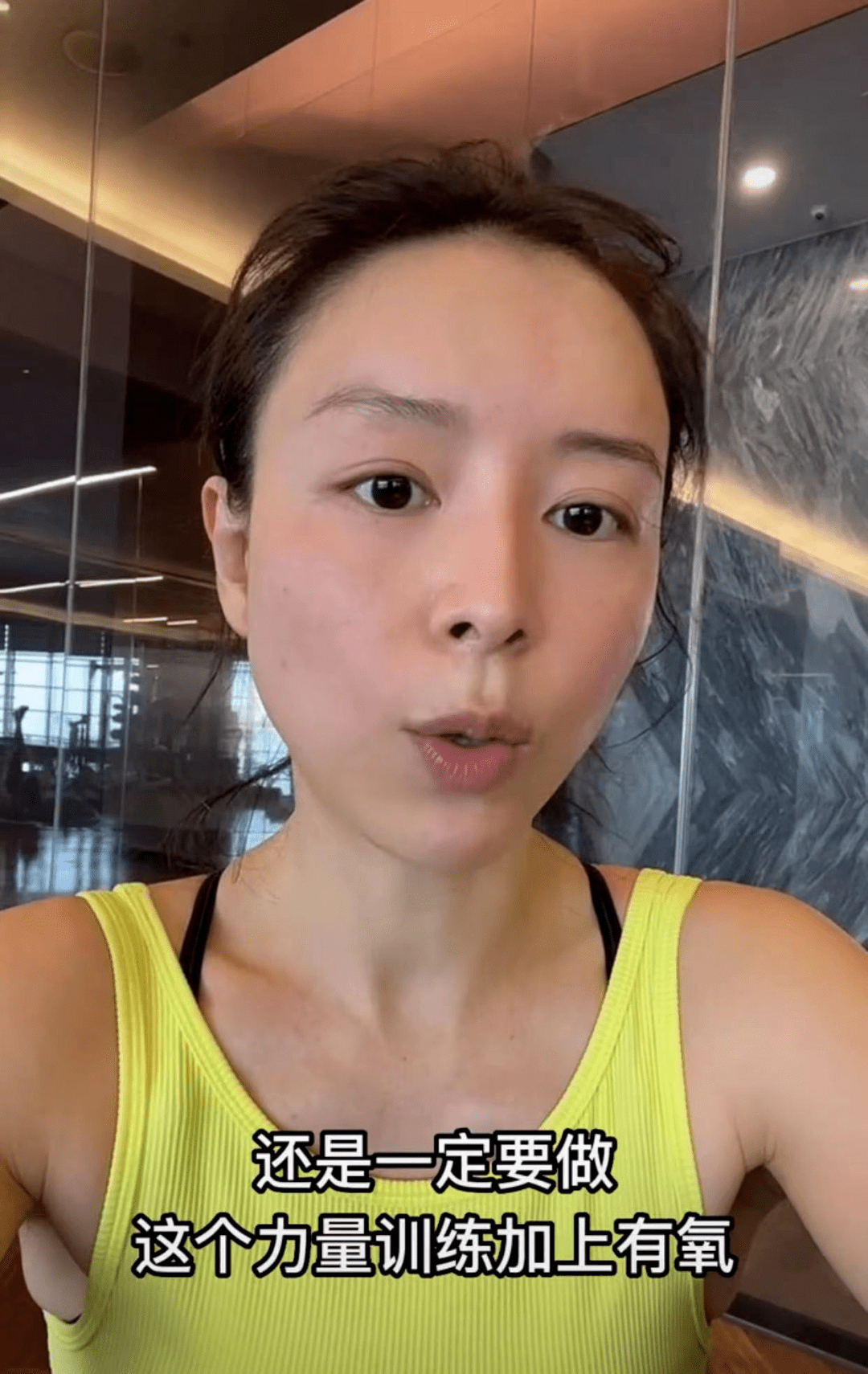 张静初运动完晒素颜,少女肌肤紧致红润,而且臀翘肌肉多很健美!