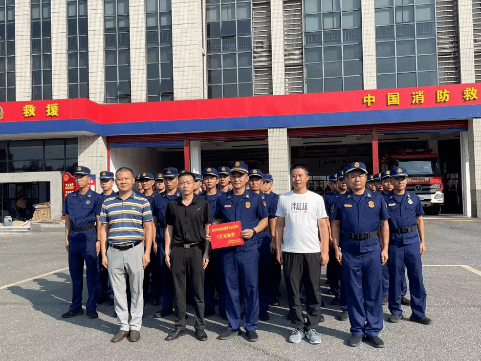 苏仙区委书记黄志文带队慰问郴州军分区官兵为进一步弘扬拥军优属