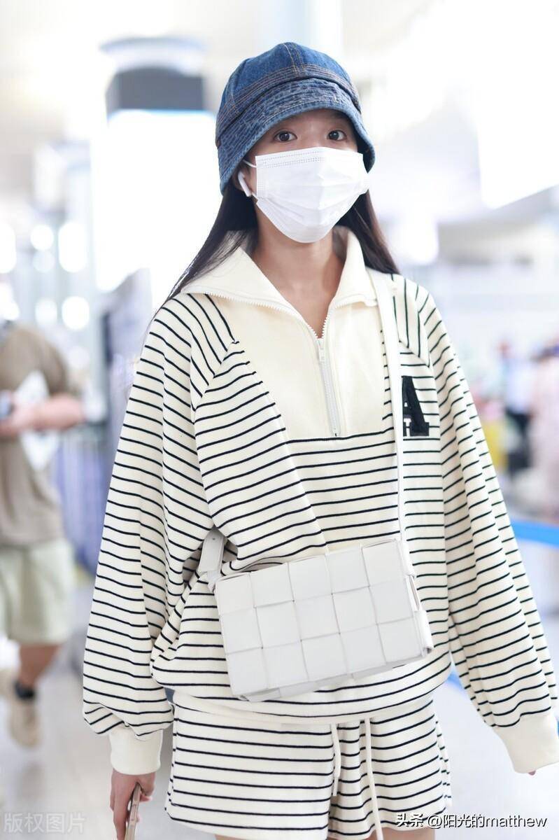 苏晓彤现身长沙机场牛仔渔夫帽搭配卫衣套装韩系少女风