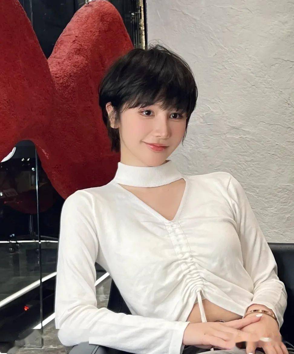 谁说超短发就是男人婆,夏季适合挂耳后脑勺饱满立体,头顶蓬松更有气质