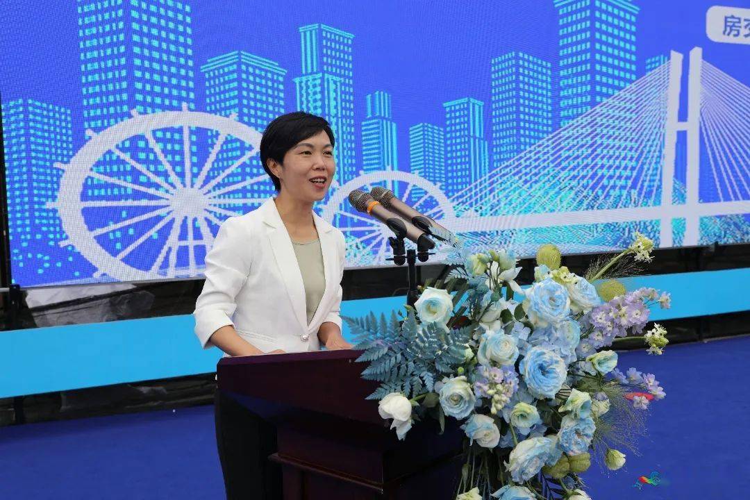 杜薇主持开幕式.