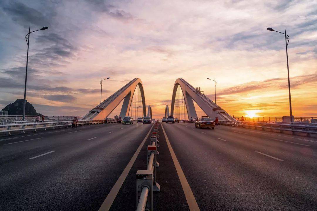 圖片依次為白露大橋(柳州構造最複雜的橋),鷓鴣江大橋,廣雅大橋.