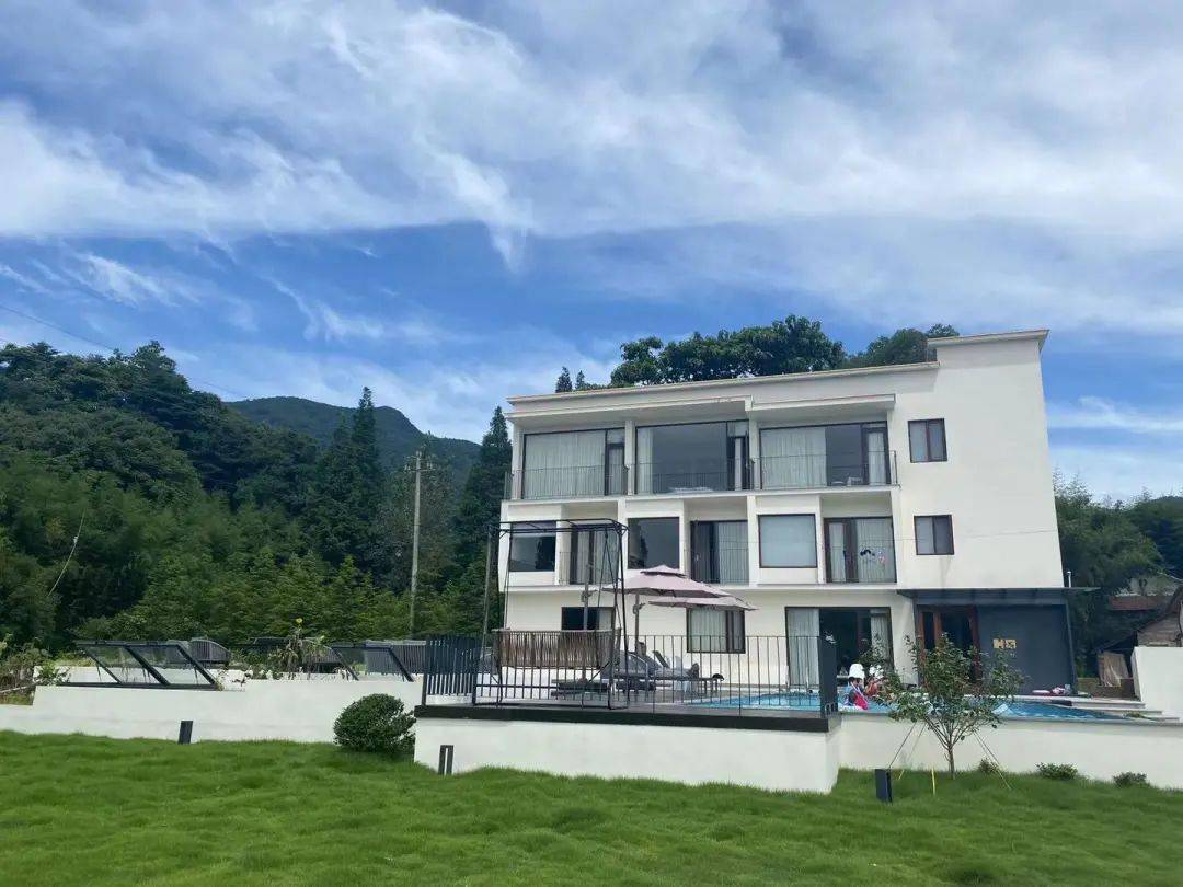 人均300 睡入莫干山版好莱坞明星山庄,超惊艳山景房躺看春色,3000m