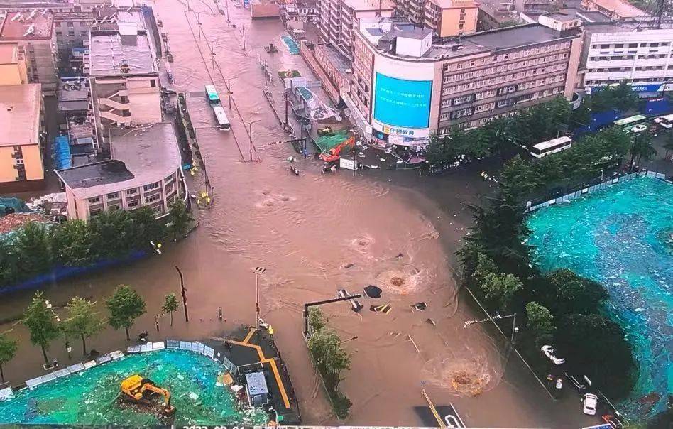 暴雨突袭！车辆被困、树木倒地…西安部分路段积水严重无法通行