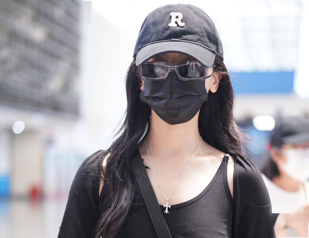 杨超越穿低领背心秀锁骨戴袖套防晒酷劲十足