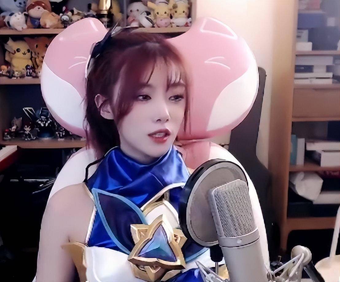 lpl主持小钰cos星守阿卡丽网友义进打完比赛还要继续对线