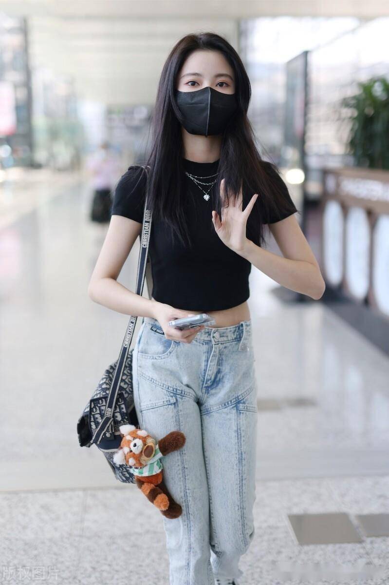 街拍:孙珍妮黑色t恤 开衩牛仔裤性感清爽_dior_机场_上海