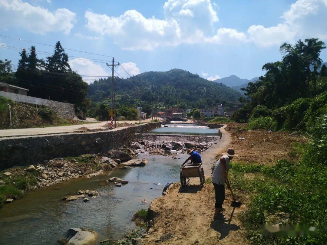 深入开展农村人居环境整治提升行动,巩固金坑,龙岭和下村的建设成效