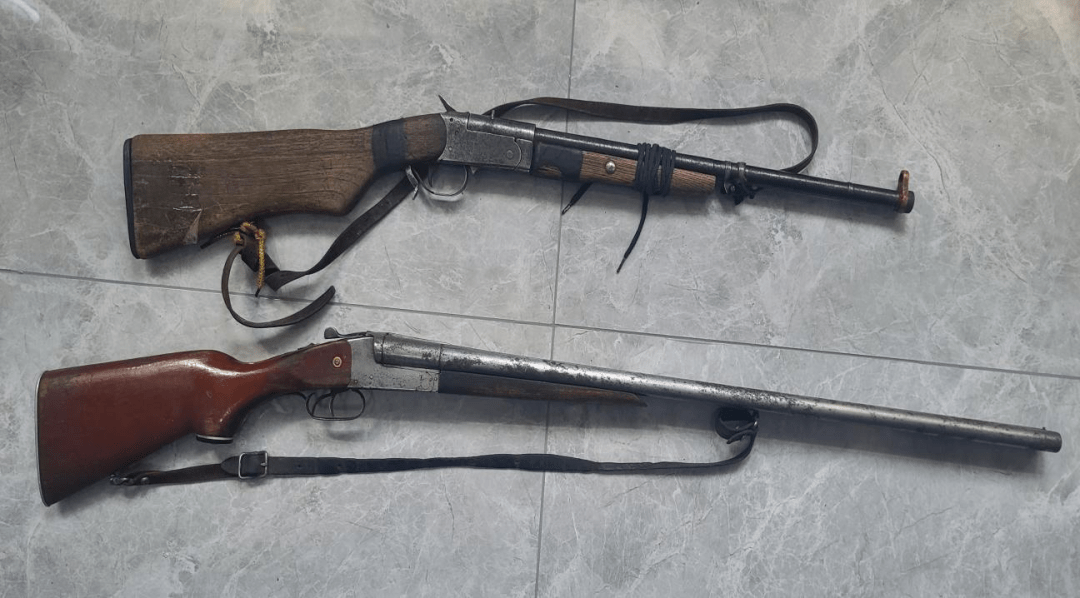 近日,山河屯分局治安大队在工作中收缴制式双管猎枪一支,仿军用枪支
