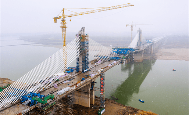 您反映的桥为潜江汉江大桥.该项目由潜江市建设,我市只负责境内2.