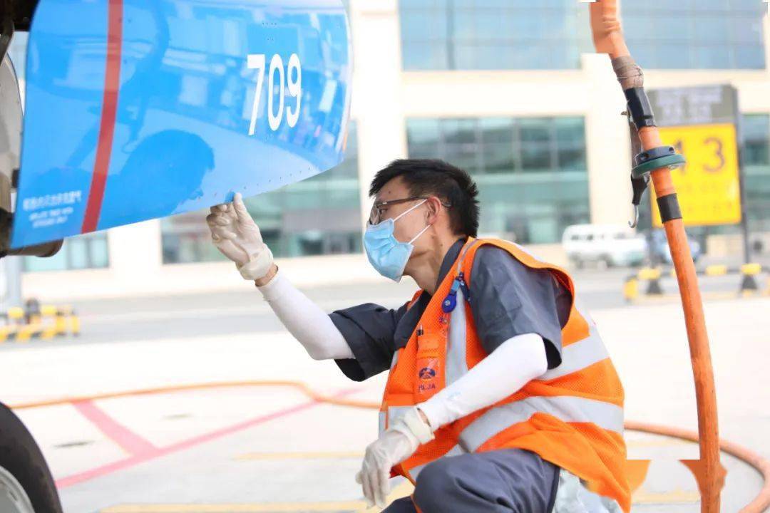 哈尔滨机场:高温"烤验"下的机场工作者_保障_飞机上_航班