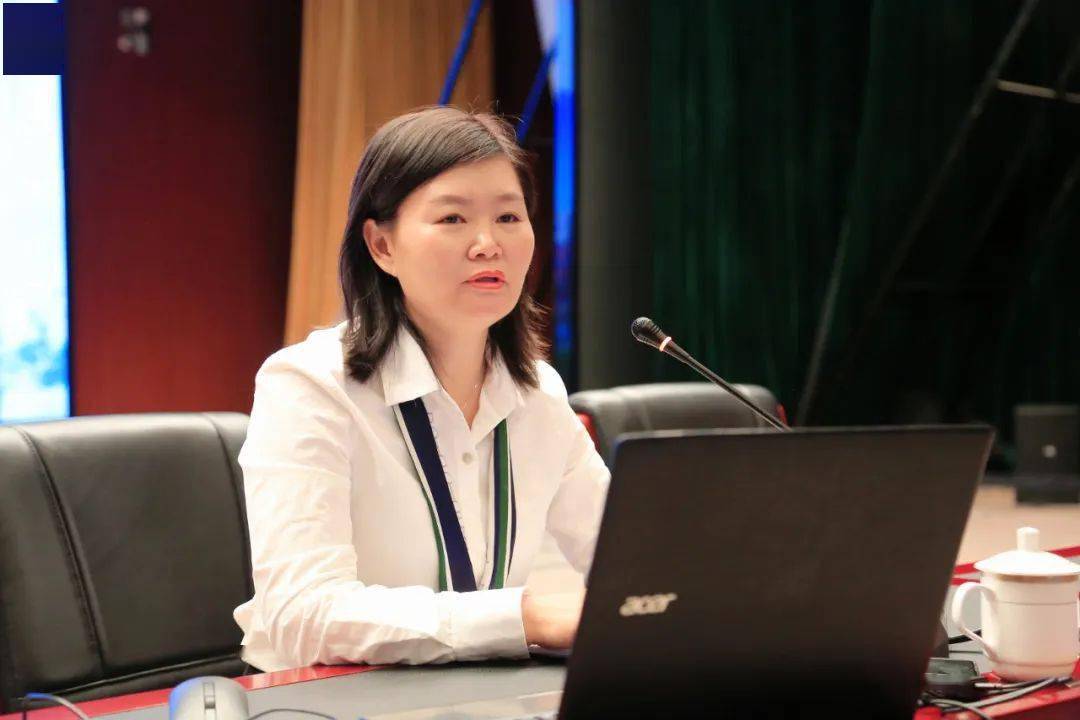 上午8:30,西昌市教体科局党委书记,局长刘娅带来首场讲座《〈西昌教育