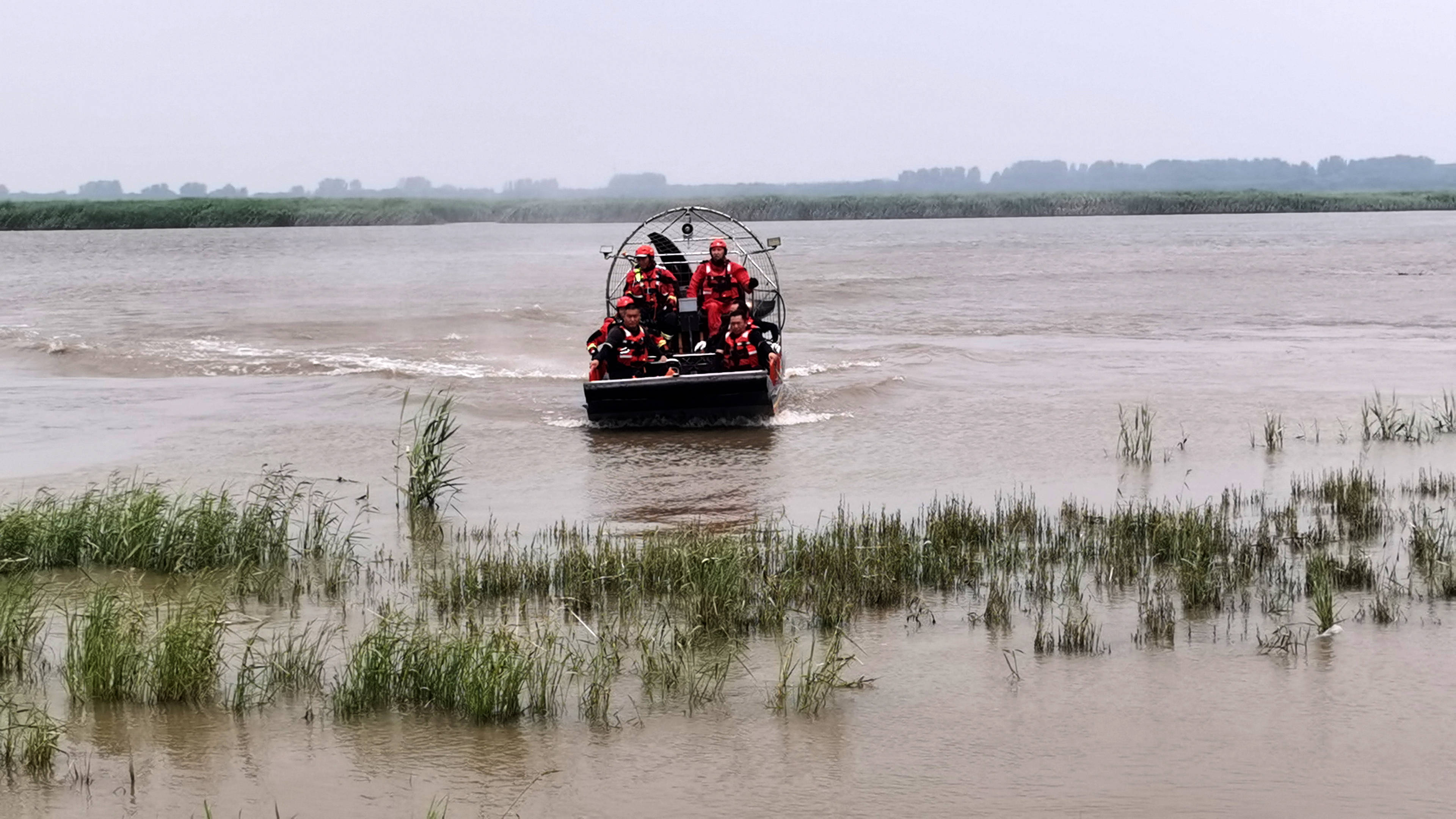 盘锦绕阳河段堤坝溃口：超八千人被及时转移，溃口封堵还剩35米