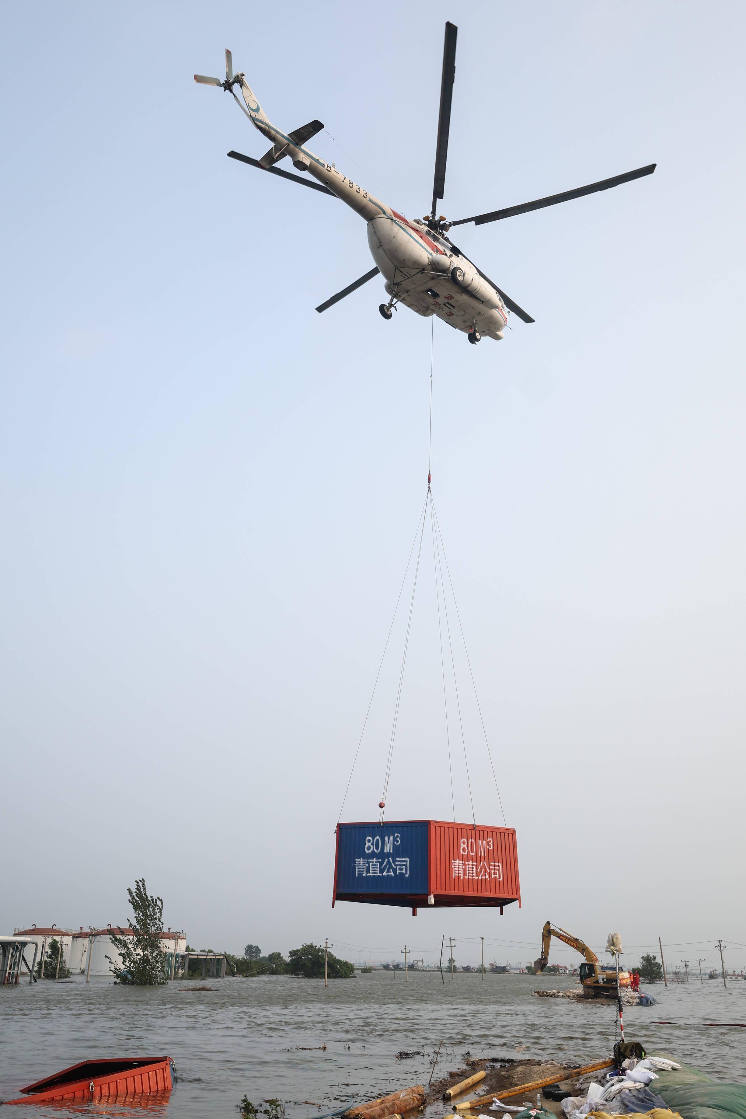 辽宁省盘锦市绕阳河段溃口进行直升机吊装投放六角沉箱作业