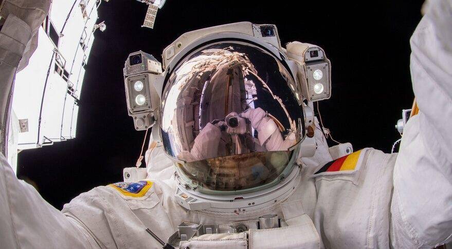 太空人麵罩損壞
，NASA喊停國際性太空站大部份登月各項任務