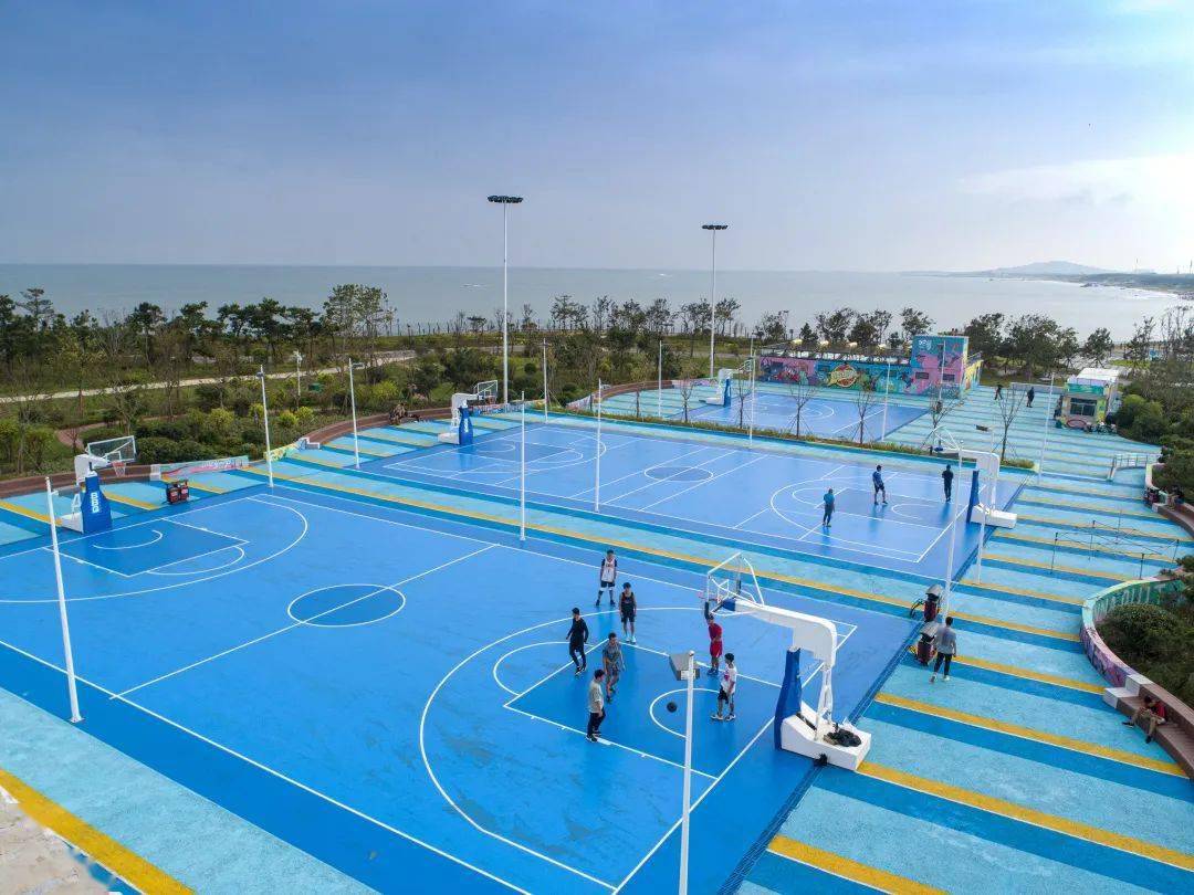 这处富有青岛蓝调特色的篮球场,免费面向市民游客开放.