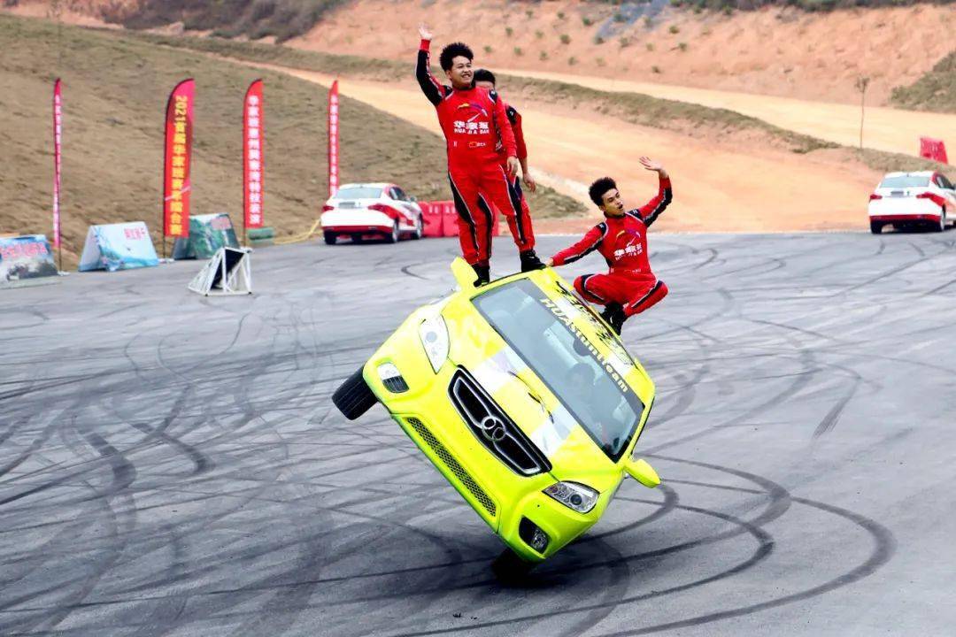 9即可体验华家班卡丁车!一脚油门踩到底,飙车的刺激你体验过吗?
