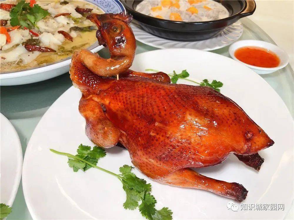 采用广东脆皮鸡的厨艺,选用好的鸡肉,现杀现烤鲜嫩多汁~●招牌果园