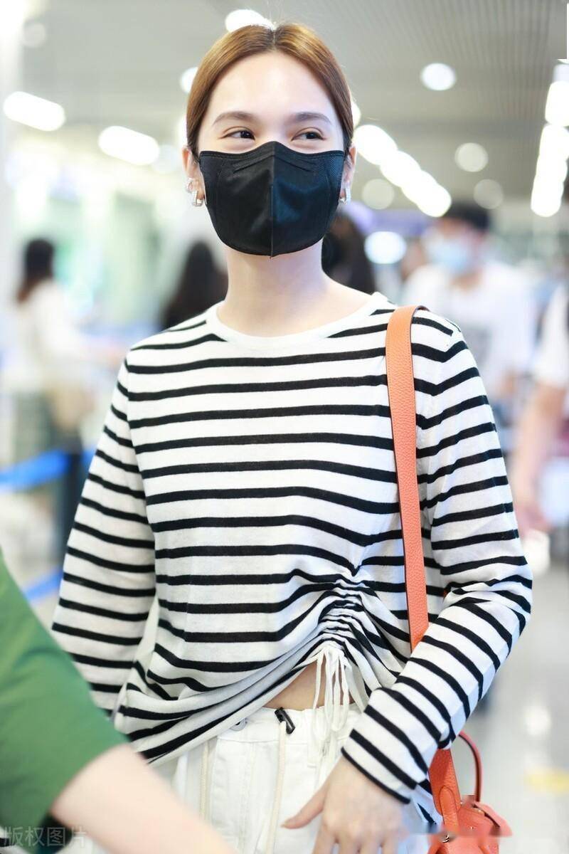 街拍杨丞琳海魂衫长袖t恤白色阔腿裤黑色运动鞋休闲随性