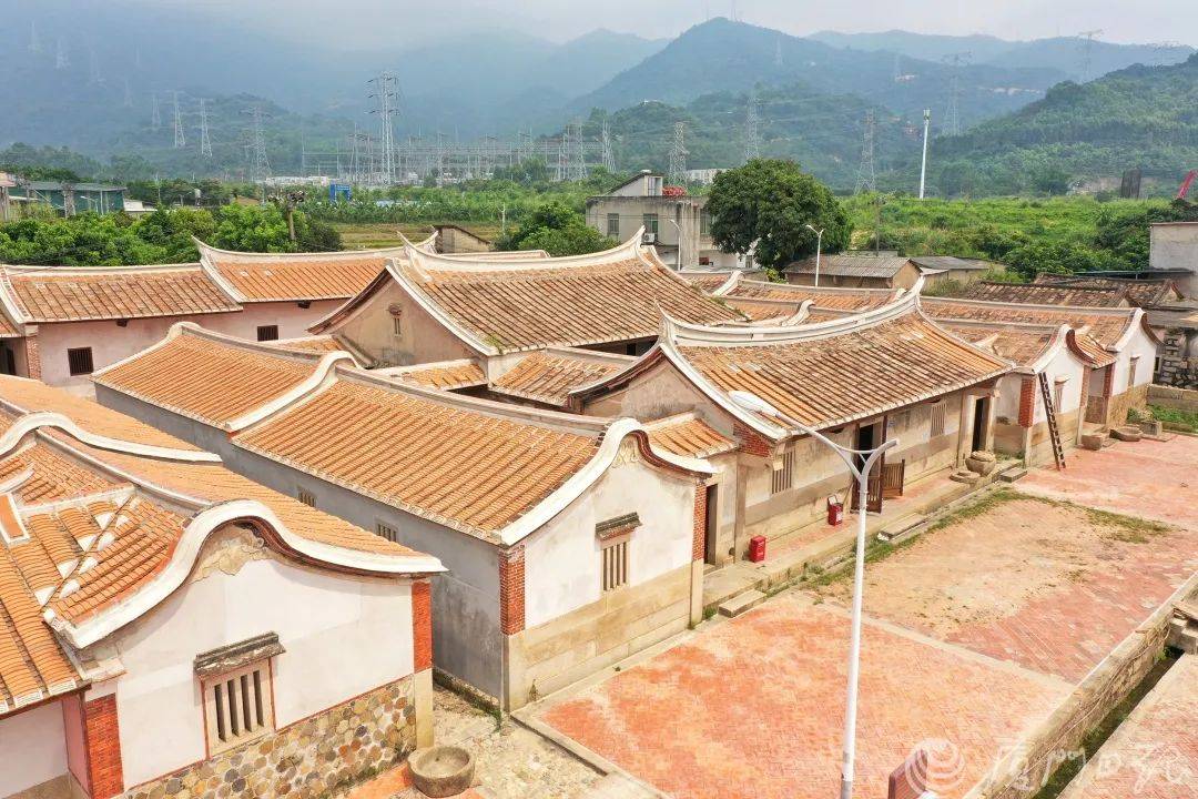 红砖古民居建筑群位于灌口镇东辉村的经过一年多的施工一间间古厝整整