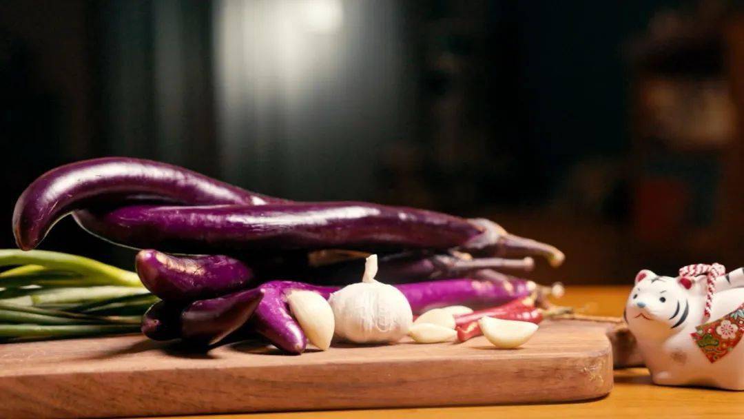 民谚说:"立夏栽茄子,立秋吃茄子.