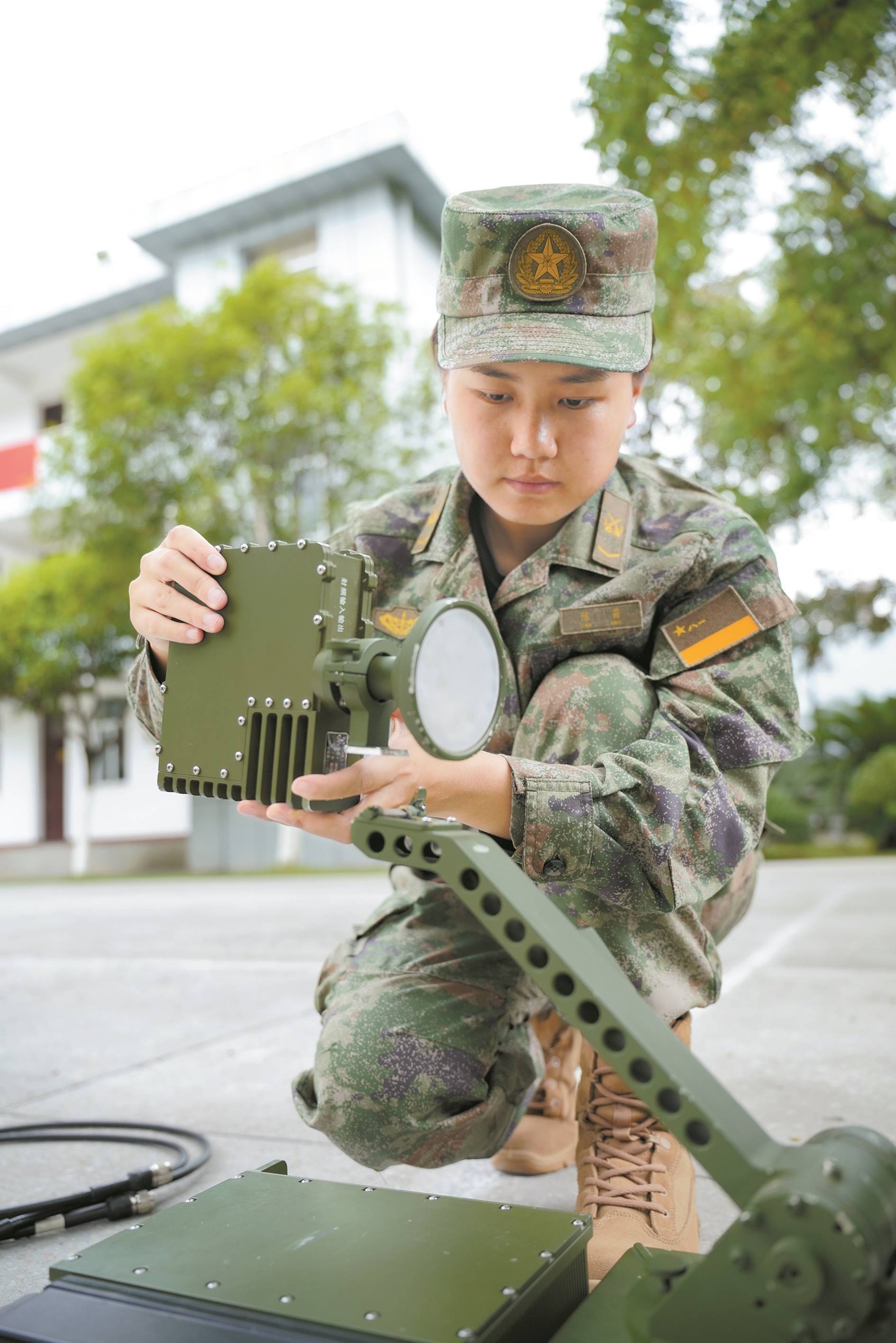 女兵陈苗:三尺报台绽放芳华 指尖舞者奉献青春_训练_报务员_部队生活