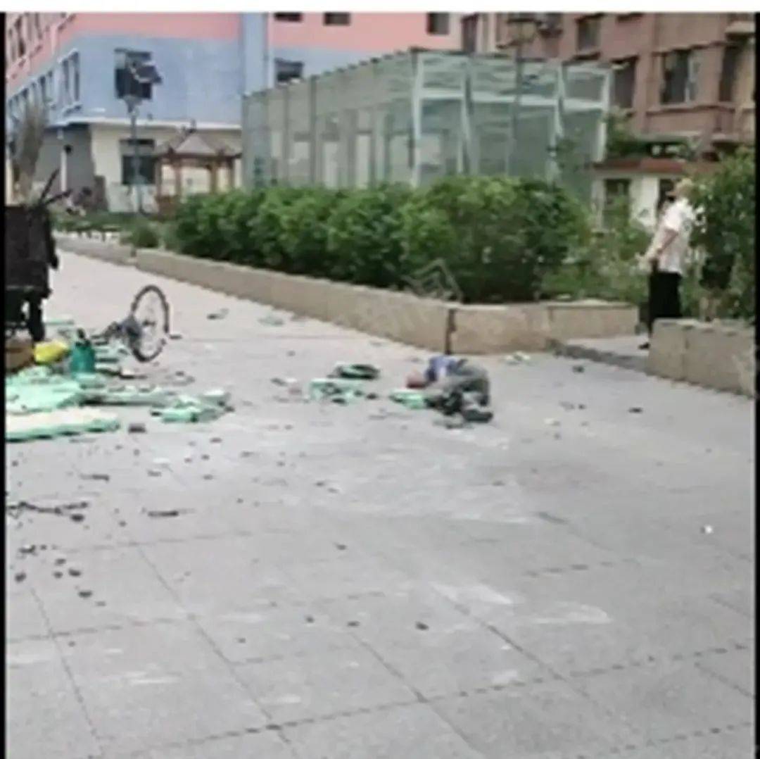 城事|高层住宅保温层遇大风脱落 过路老人被砸伤_小区_居民_孔家营