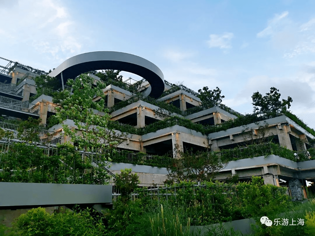 做了体量削减,跨越道路,将步行,车行立交通过屋顶垂直绿化等技术措施