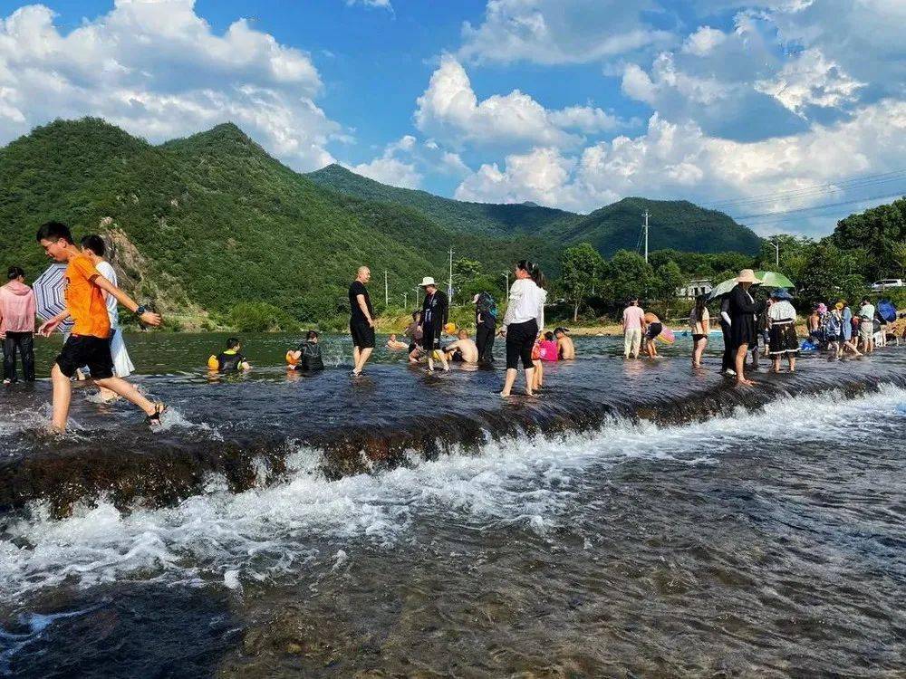 这里是夏日当地人玩水戏水的聚集地炎炎夏日,就要戏水秀美的山峰,清澈