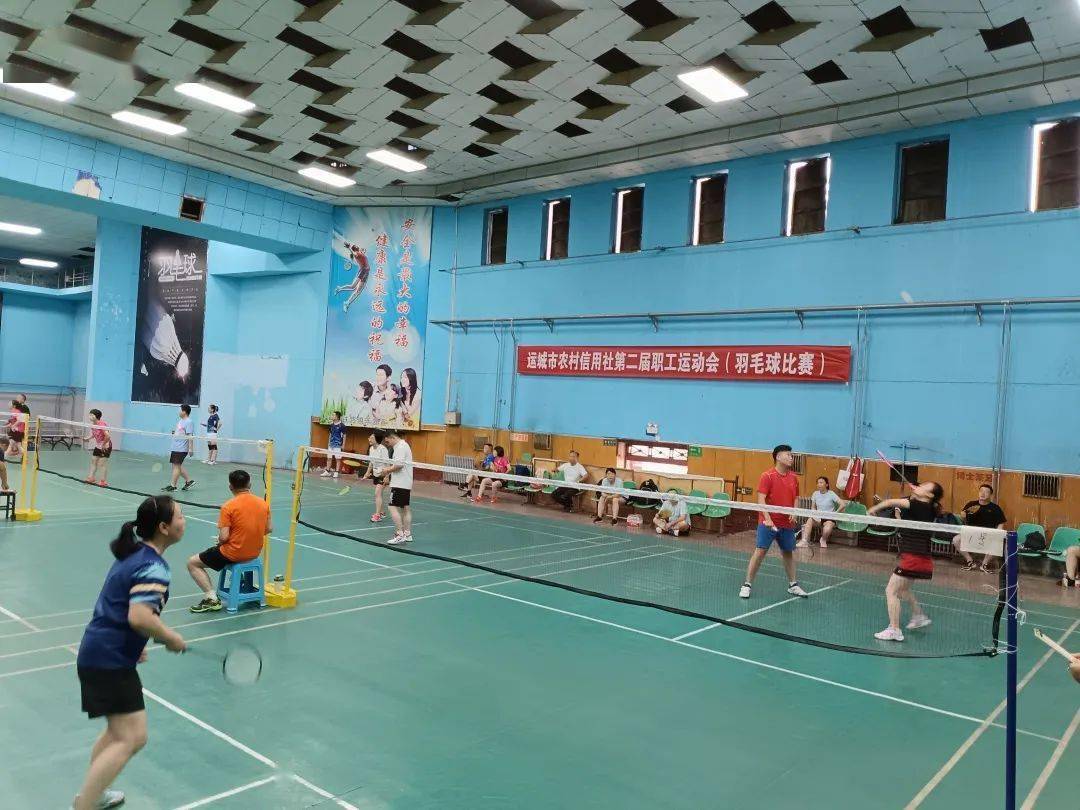 单打冠军双打冠军经过激烈角逐,在运动会羽毛球比赛中,我行运动健儿王